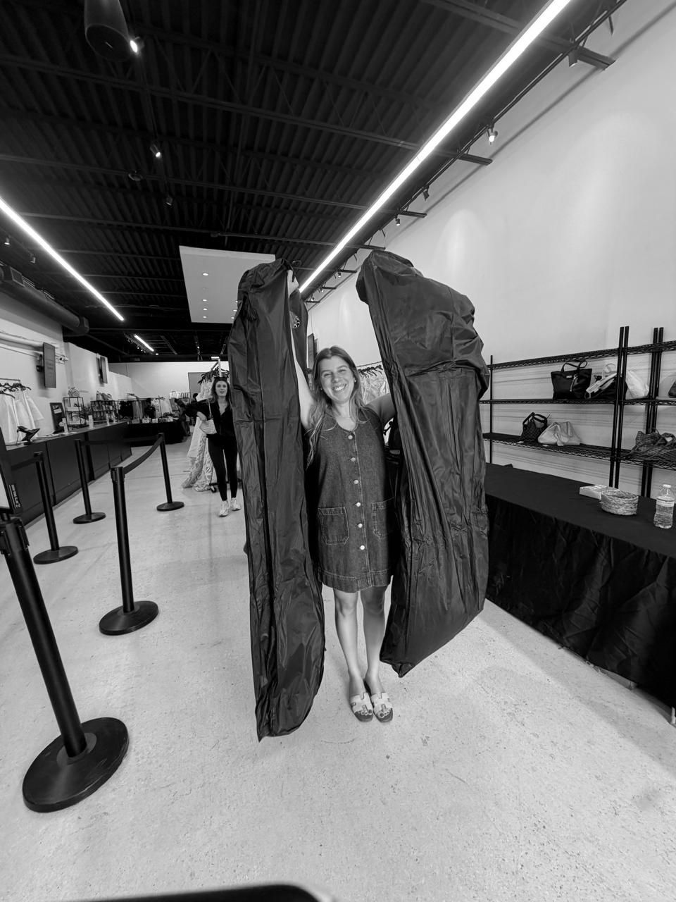 Lia cargando vestidos de novia en bolsas durante un sample sale