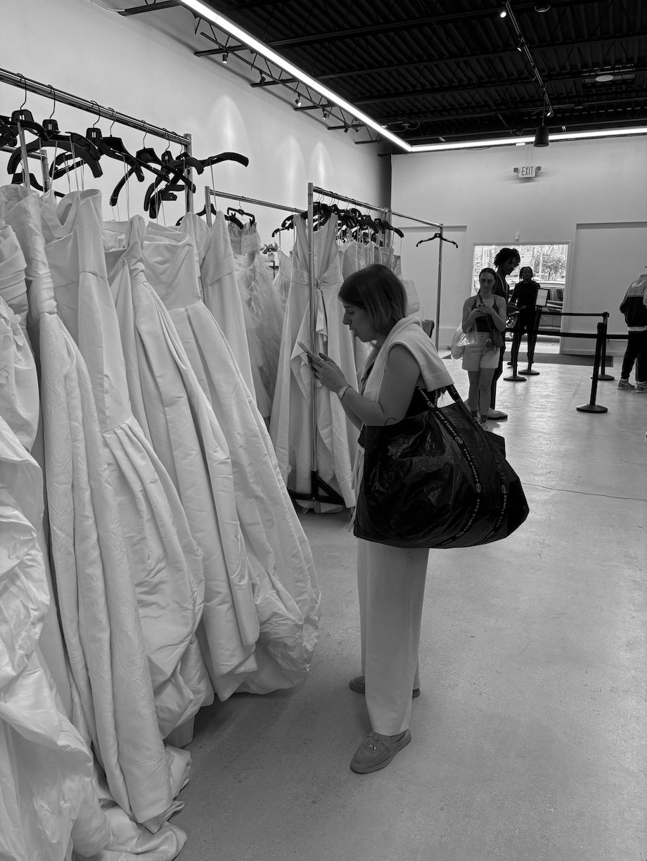 Lia revisando vestidos de novia en un sample sale en Miami